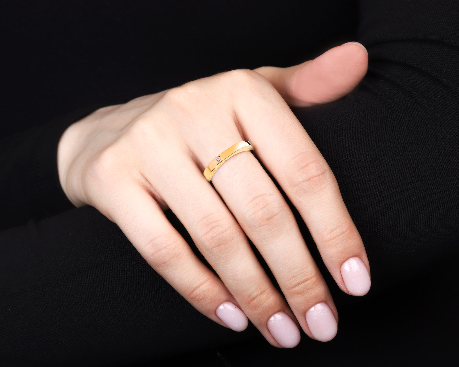 Оригинальное золотое кольцо с бриллиантом 0.01ct Baraka