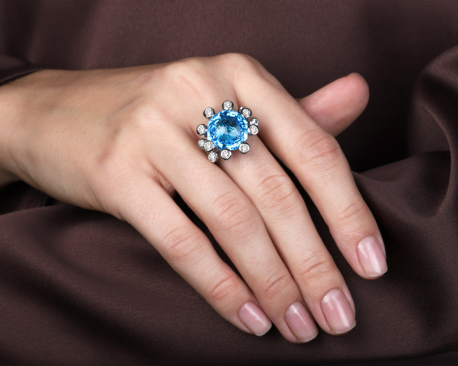 Золотое кольцо с топазом 16.12ct и лейкосапфирами 1.38ct