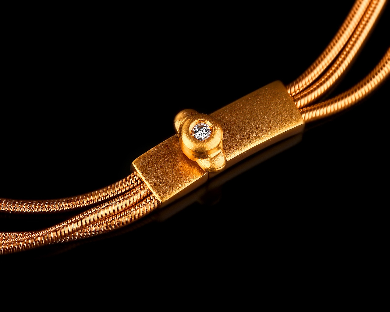 Изящное золотое колье с бриллиантом H.Stern