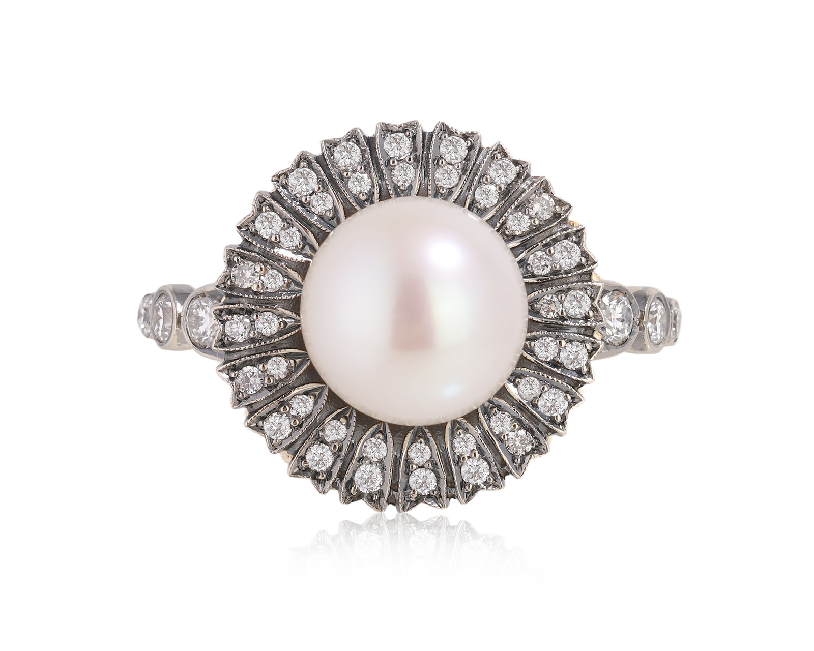 Золотое кольцо с жемчугом 9.00 мм и бриллиантами 0.43ct