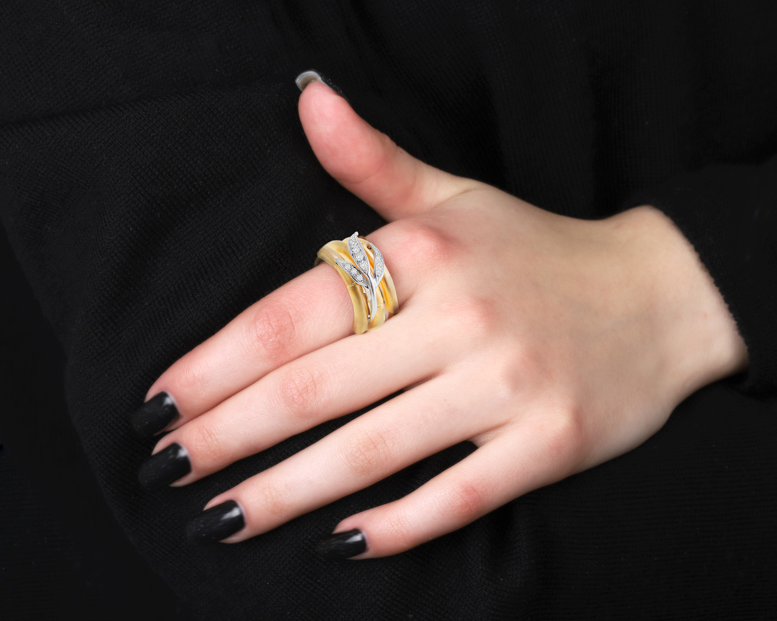 Модное золотое кольцо с бриллиантами 0.21ct