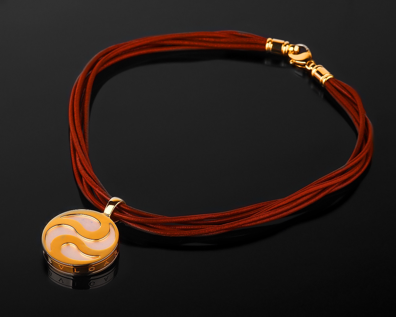 Золотая подвеска с перламутром Bvlgari Optical