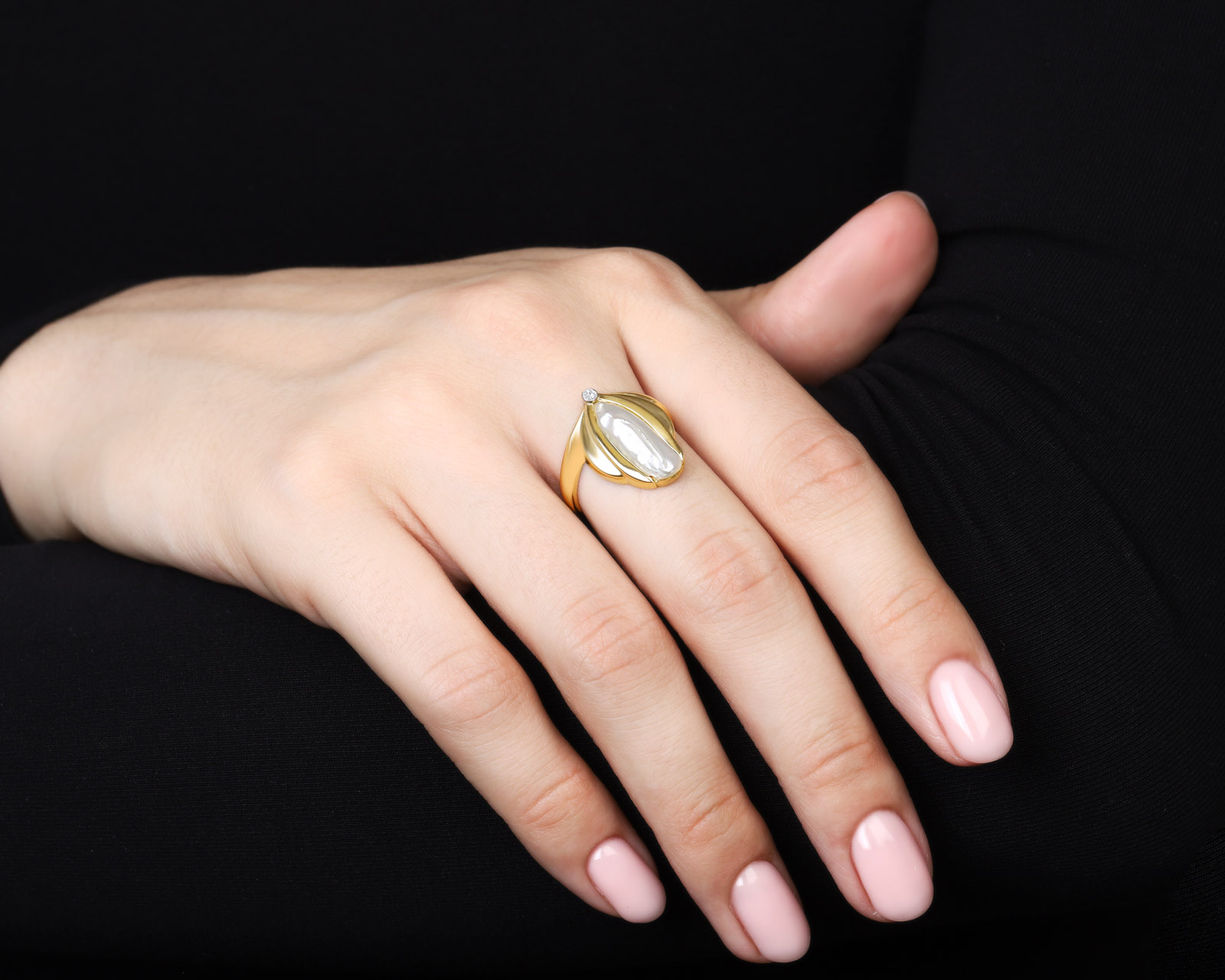 Прелестное золотое кольцо с жемчугом 16*5 мм