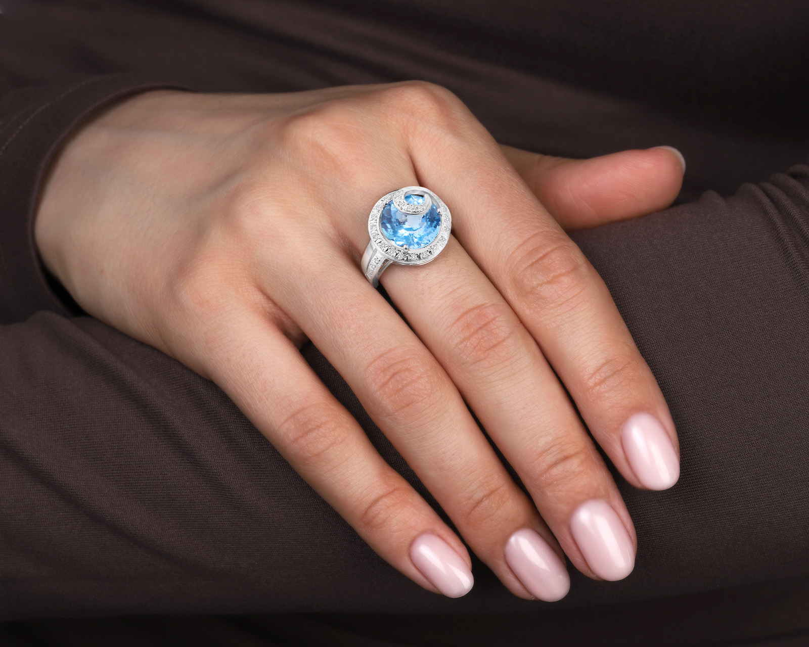 Золотое кольцо с голубым топазом 6.50ct