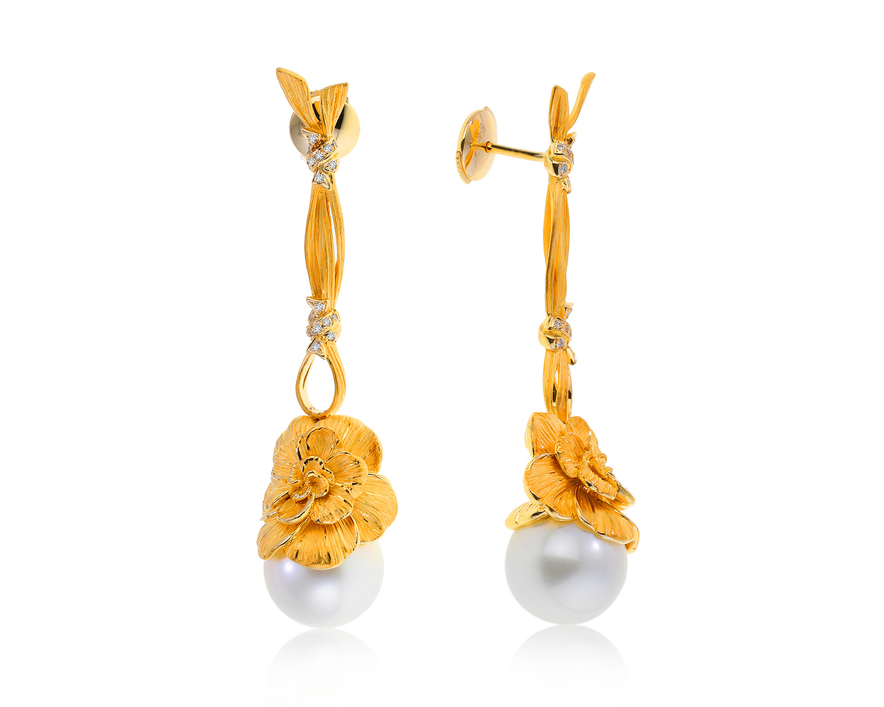 Оригинальные золотые серьги с жемчугом 12 мм Carrera y Carrera Gardenia 110521/10