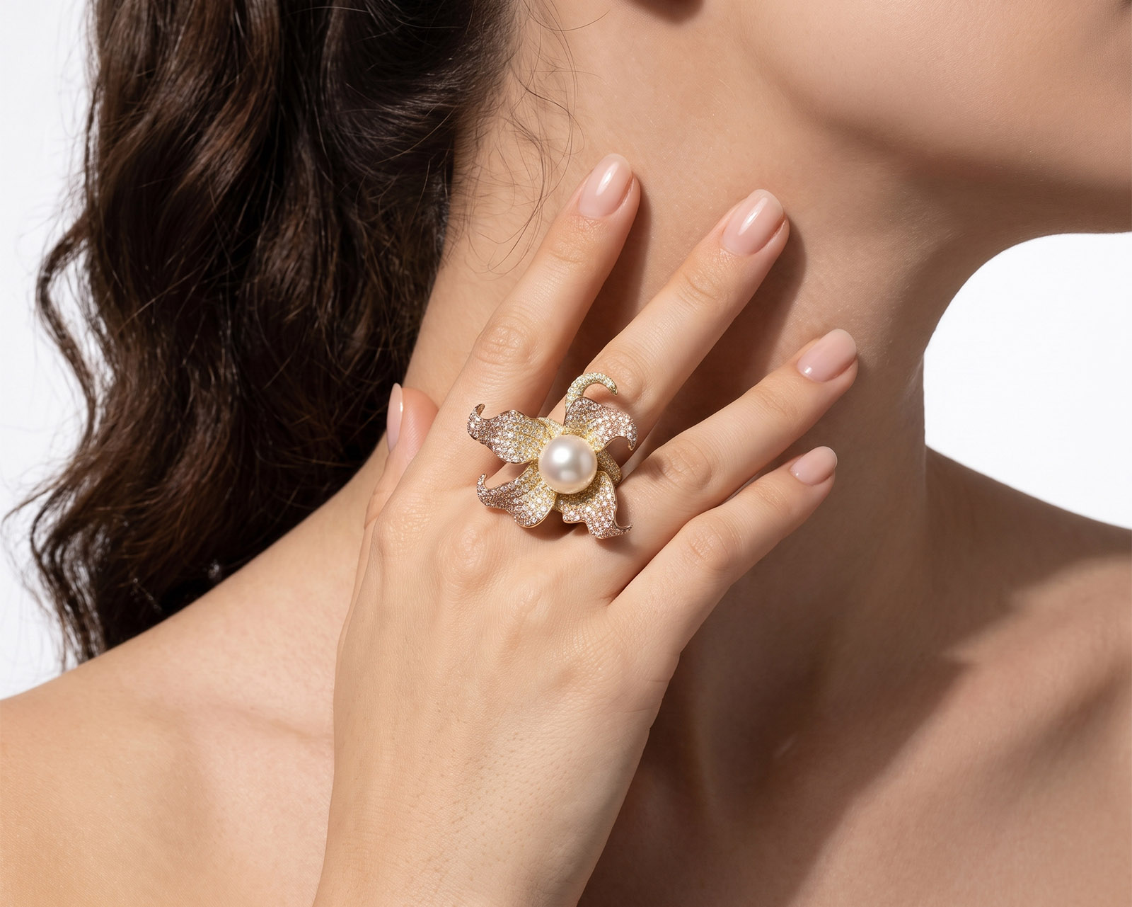 Золотое кольцо с жемчугом и бриллиантами 3.20ct