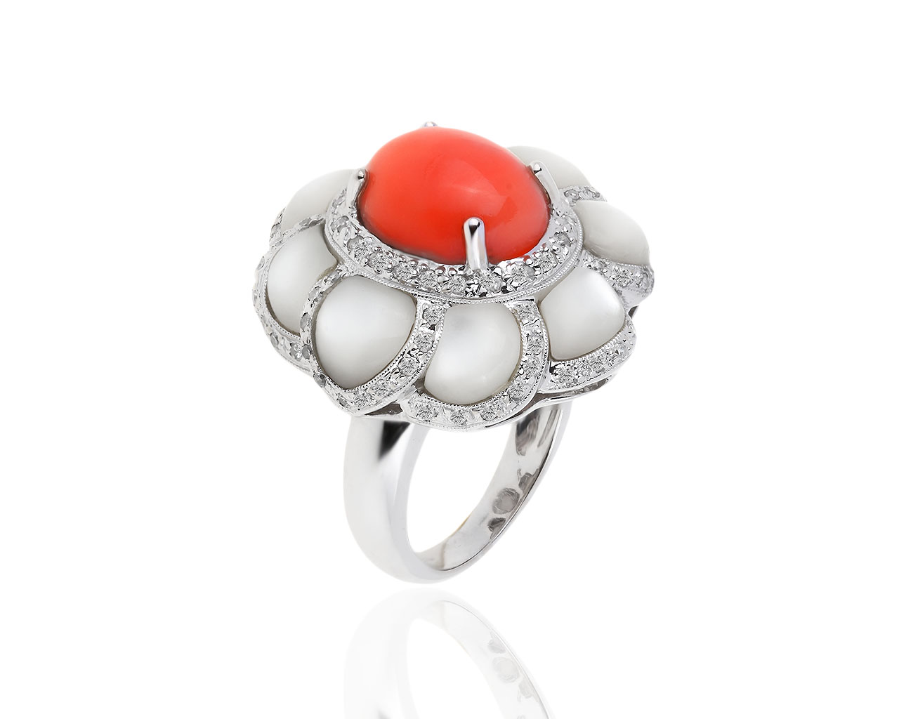 Золотое кольцо с кораллом, перламутром и бриллиантами 0.50ct 110419/23 Золотое кольцо с кораллом, перламутром и бриллиантами 0.50ct 110419/23