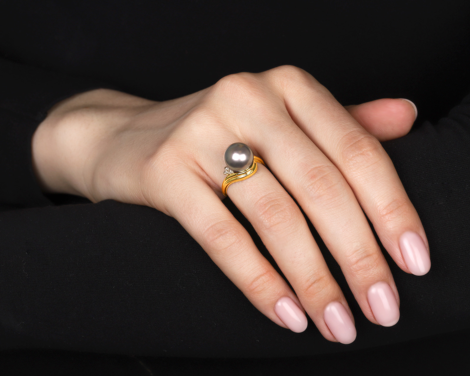 Золотое кольцо с черным жемчугом 10.60 мм