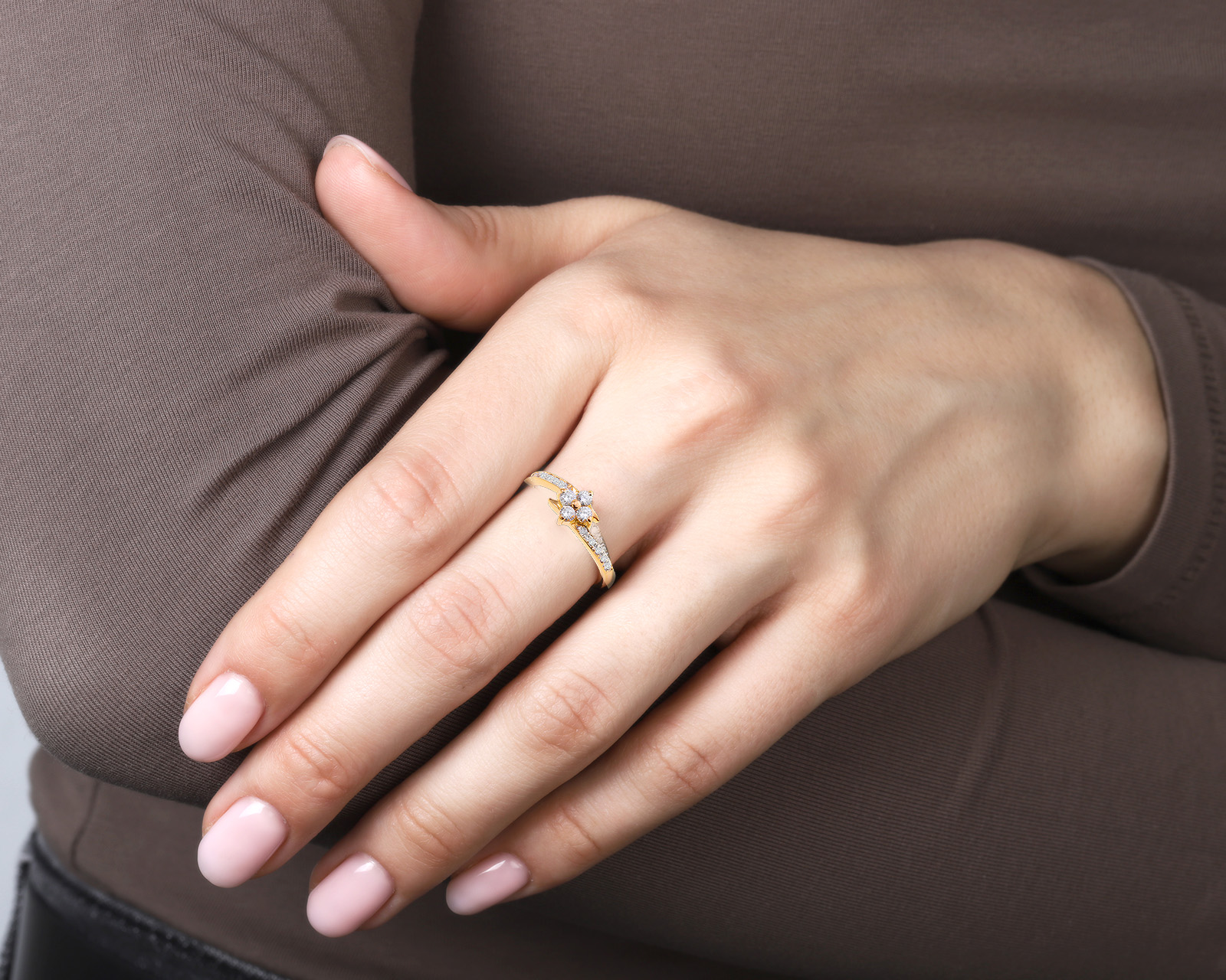 Модное золотое кольцо с бриллиантами 0.26ct
