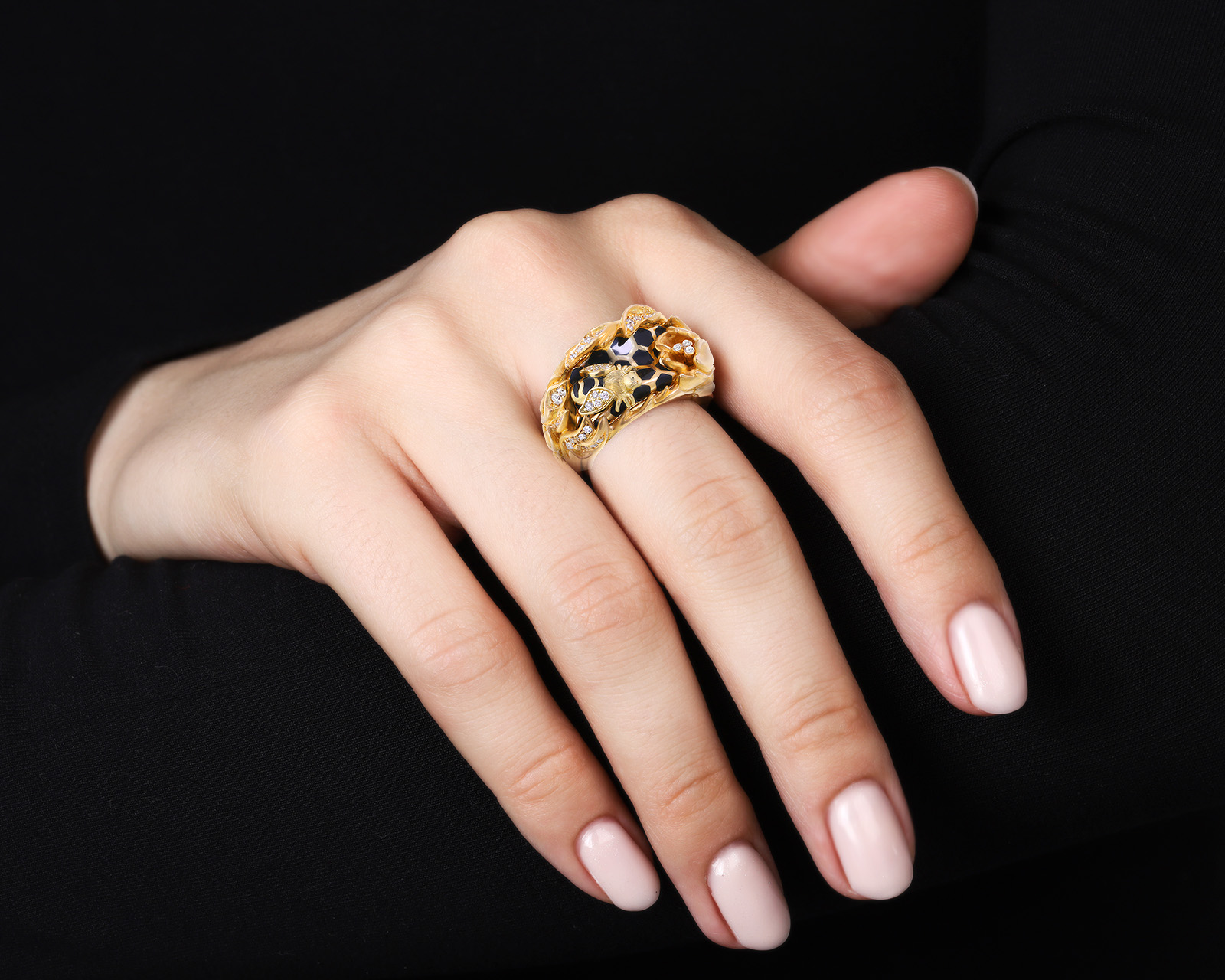Оригинальное золотое кольцо с эмалью Magerit