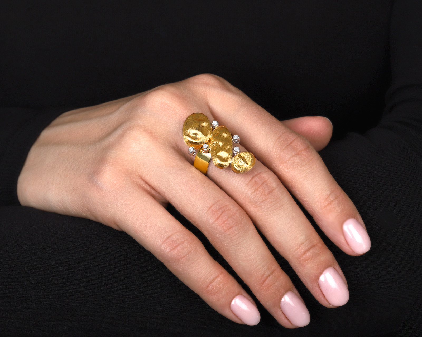 Оригинальное золотое кольцо с бриллиантами 0.10ct Nanis