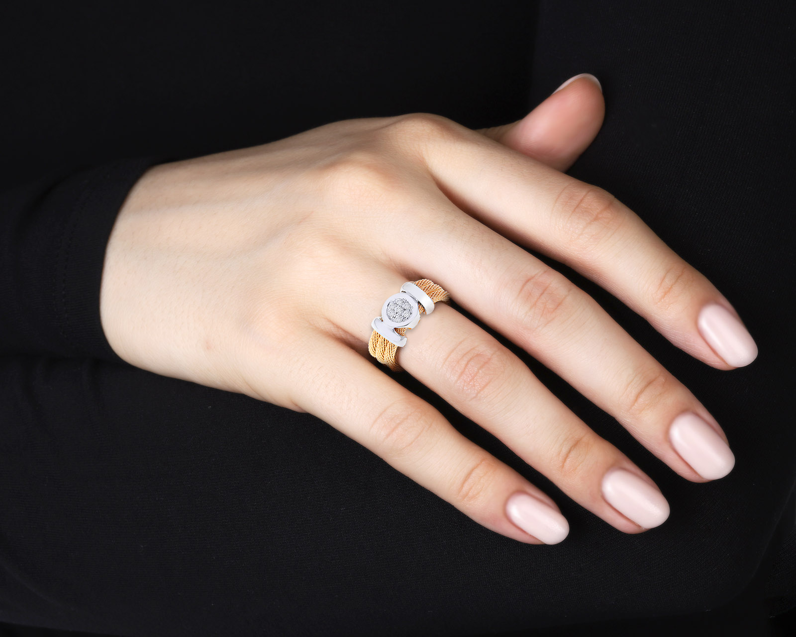 Модное золотое кольцо с бриллиантами 0.09ct