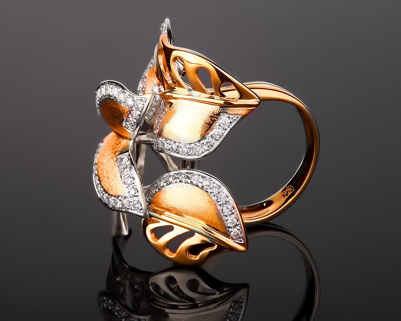 Матовое золотое кольцо с бриллиантами 0.70ct