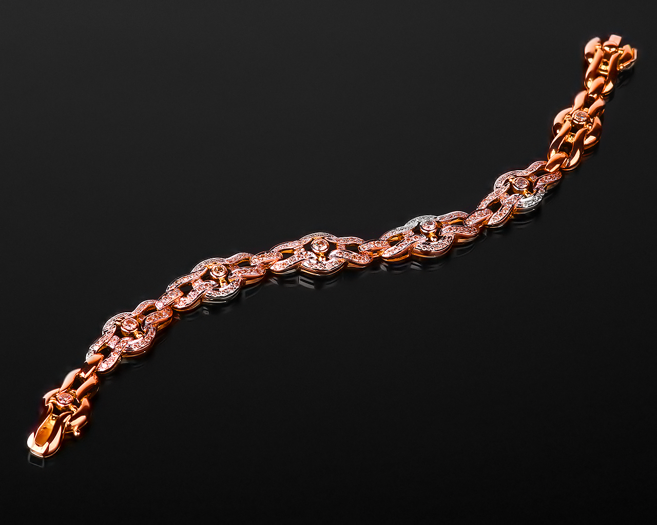 Изящный золотой браслет усыпанный бриллиантами 110517/13