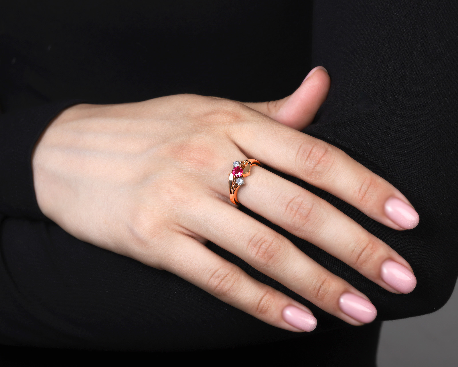 Женственное золотое кольцо с рубином 0.48ct