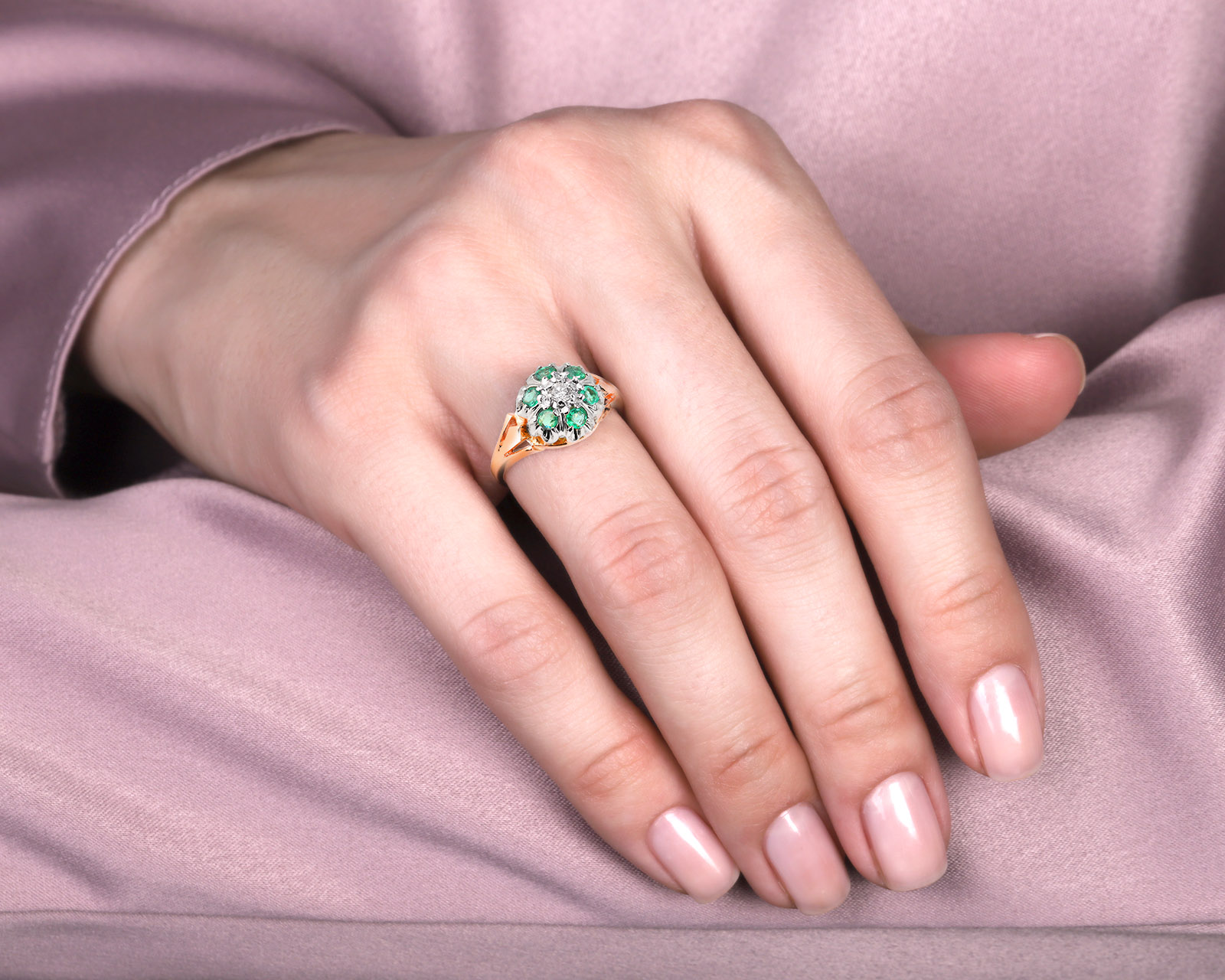 Золотое кольцо с изумрудами 0.48ct и бриллиантом 0.08ct