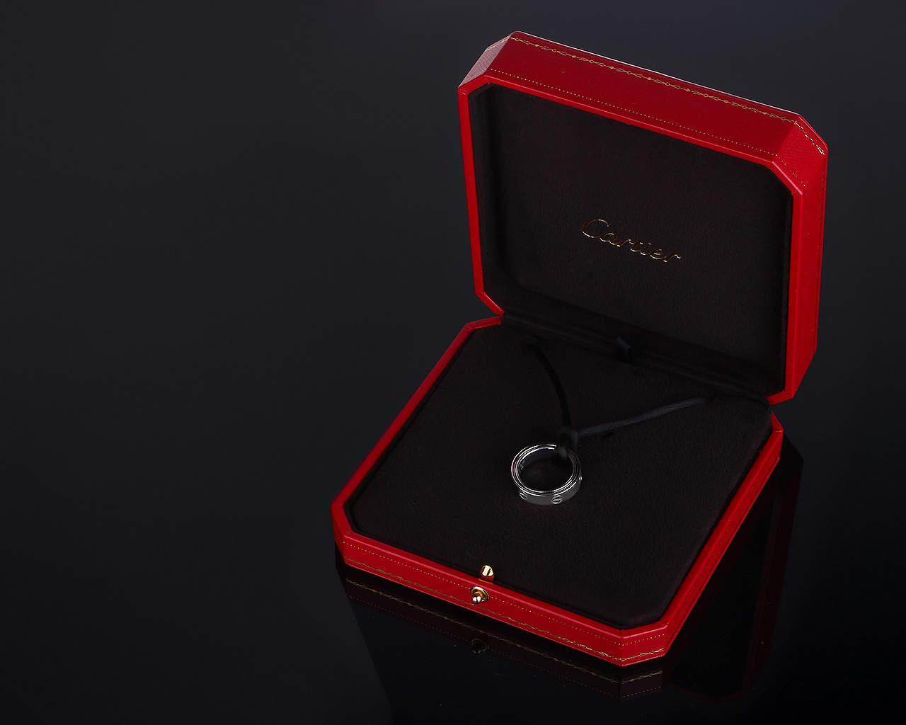 Золотая подвеска на шнурке Cartier Love