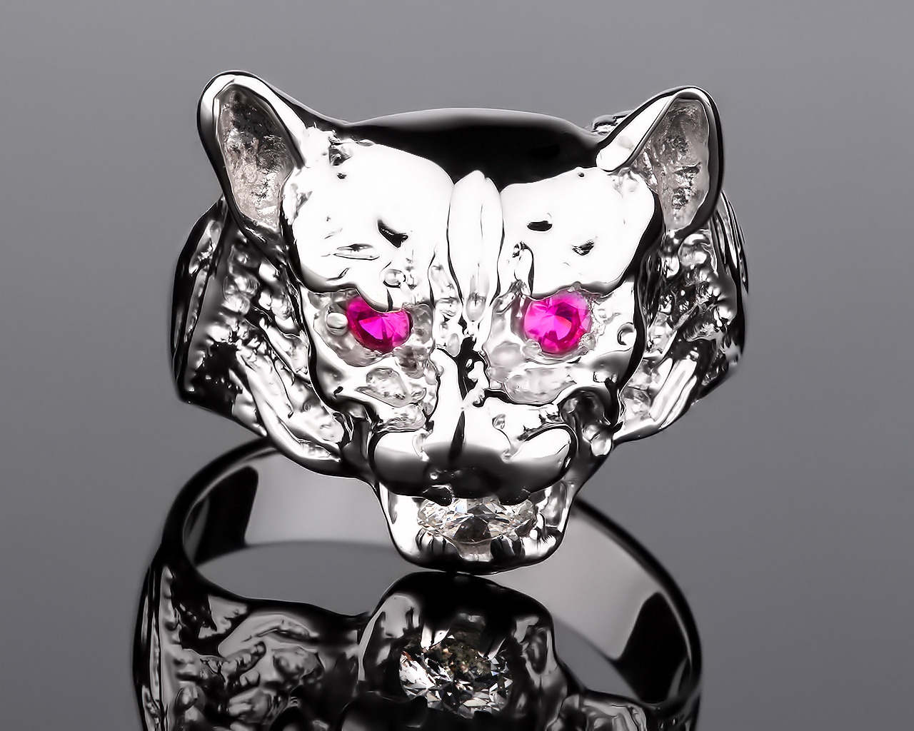 Нарядное золотое кольцо с бриллиантом и рубинами 110317/10