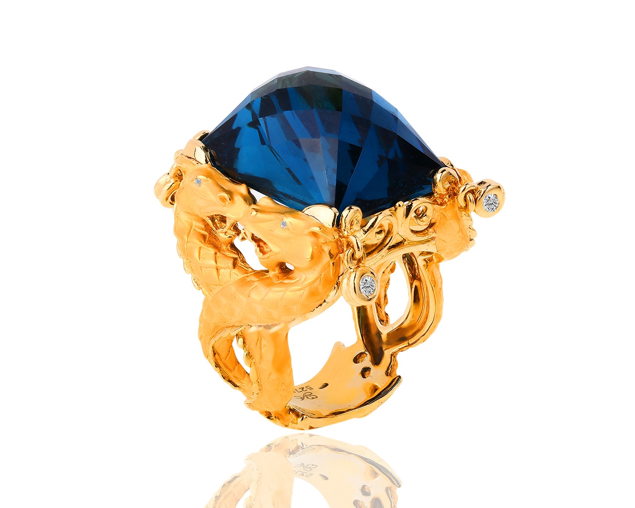 Золотое кольцо с бриллиантами и топазом Carrera y Carrera
