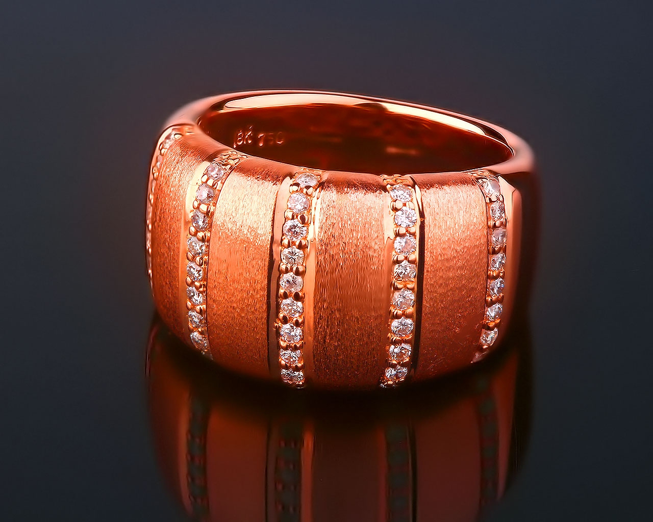 Матовое золотое кольцо с бриллиантами 0.37ct