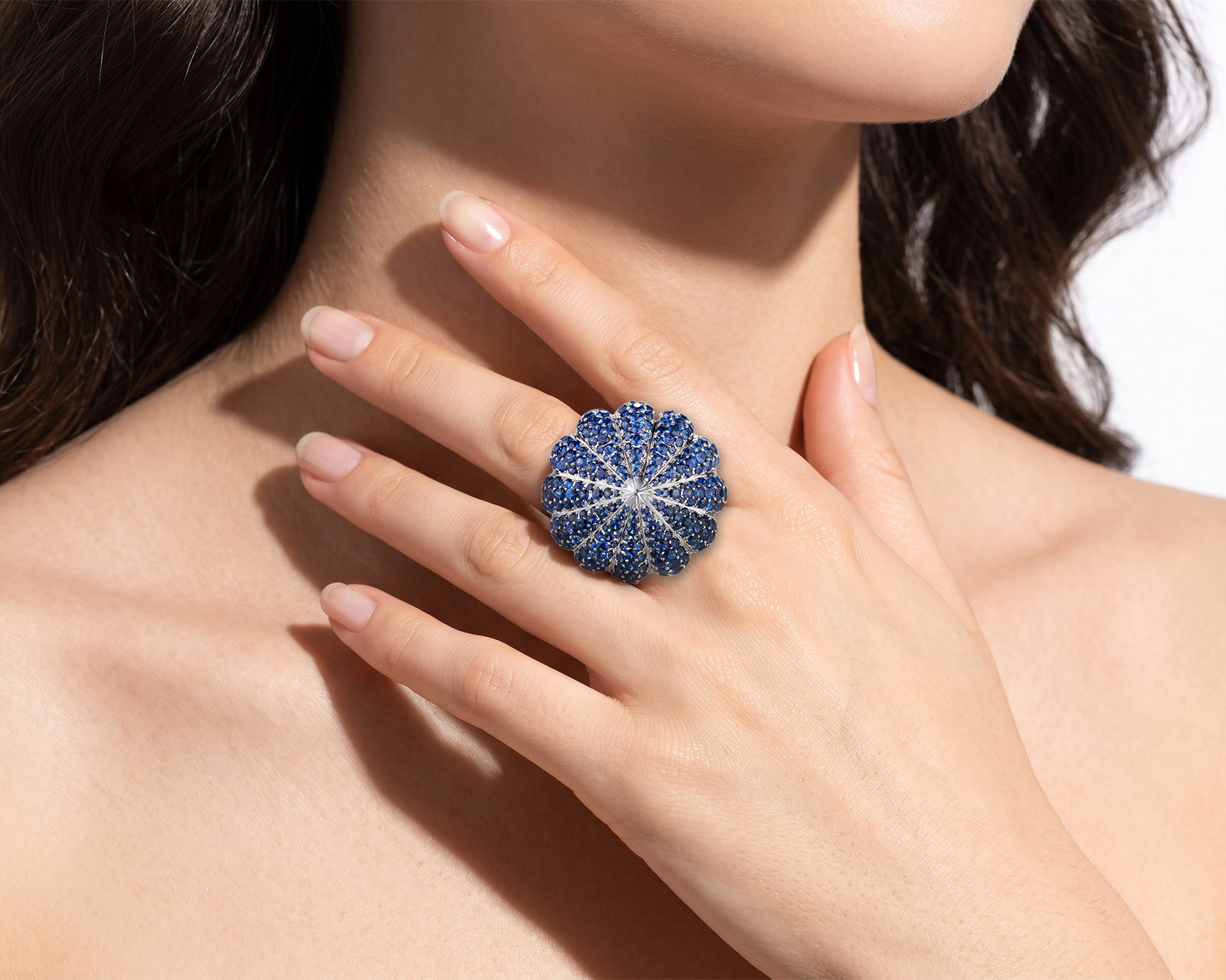 Золотое кольцо с сапфирами 13.50ct и бриллиантами 0.66ct