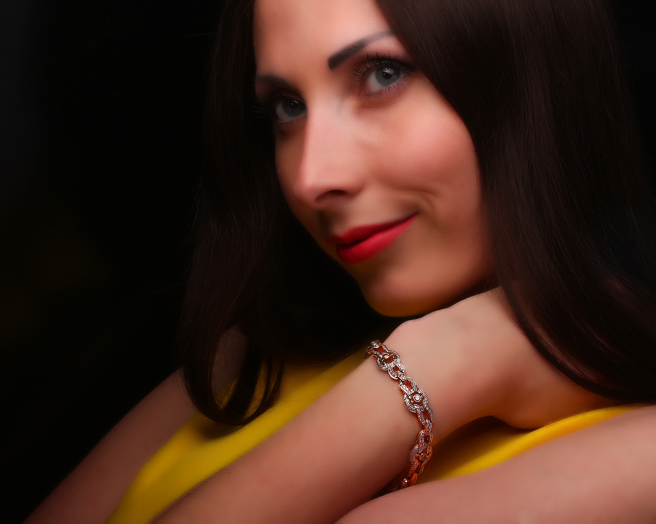 Изящный золотой браслет усыпанный бриллиантами 