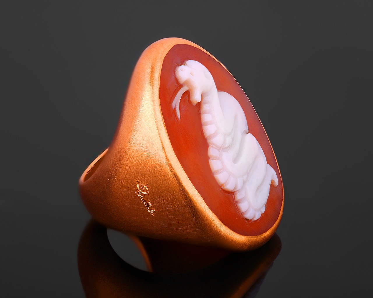 Богатое золотое кольцо Pomellato Eva Snake Cameo 021017/3