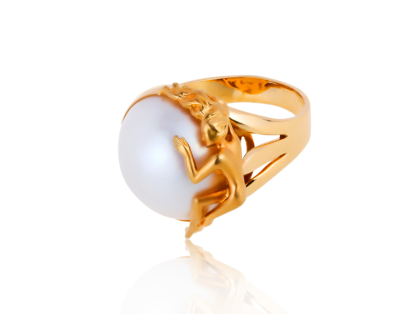 Женственное золотое кольцо с жемчугом 15 мм