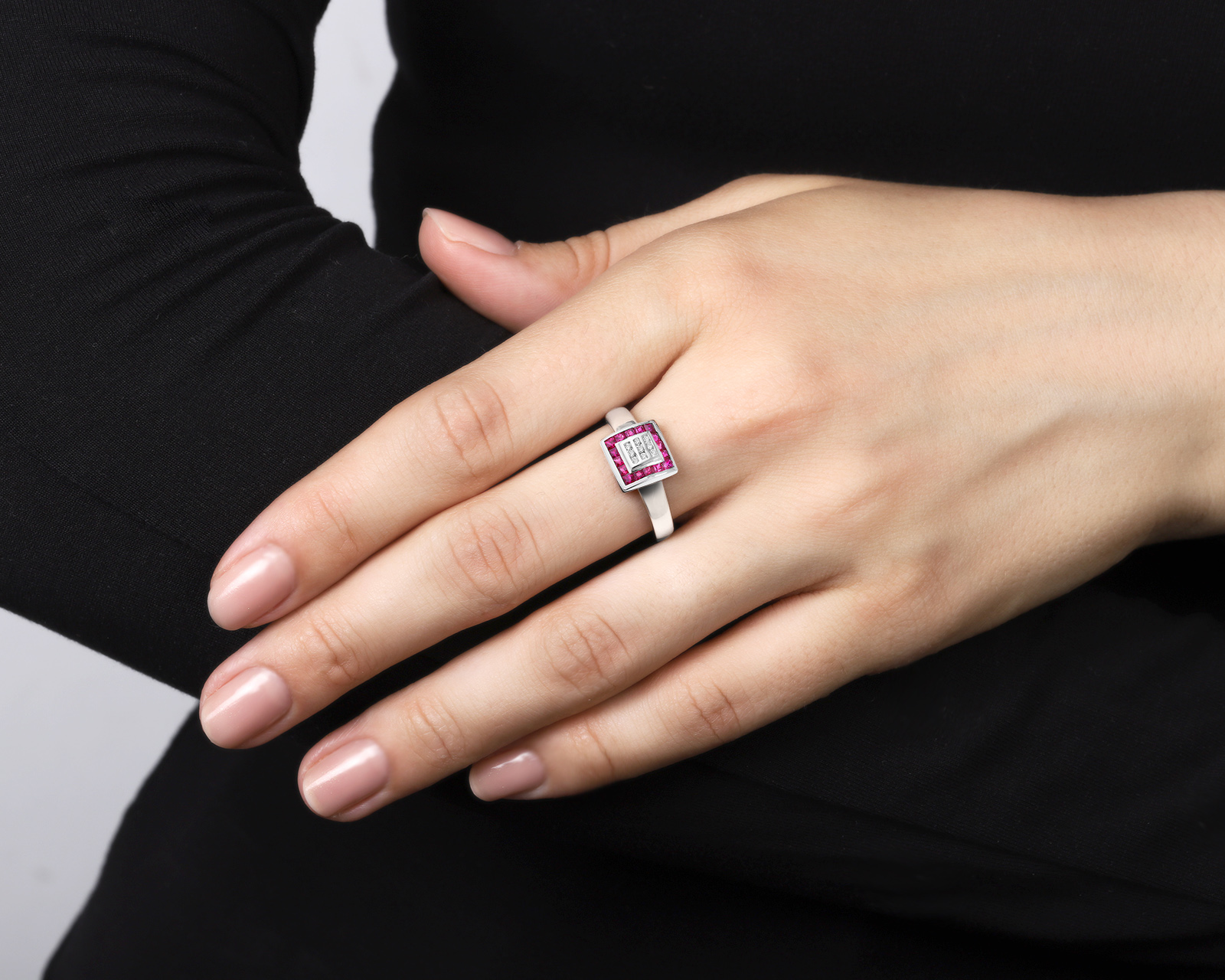 Золотое кольцо с рубинами 0.48ct и бриллиантами 0.05ct