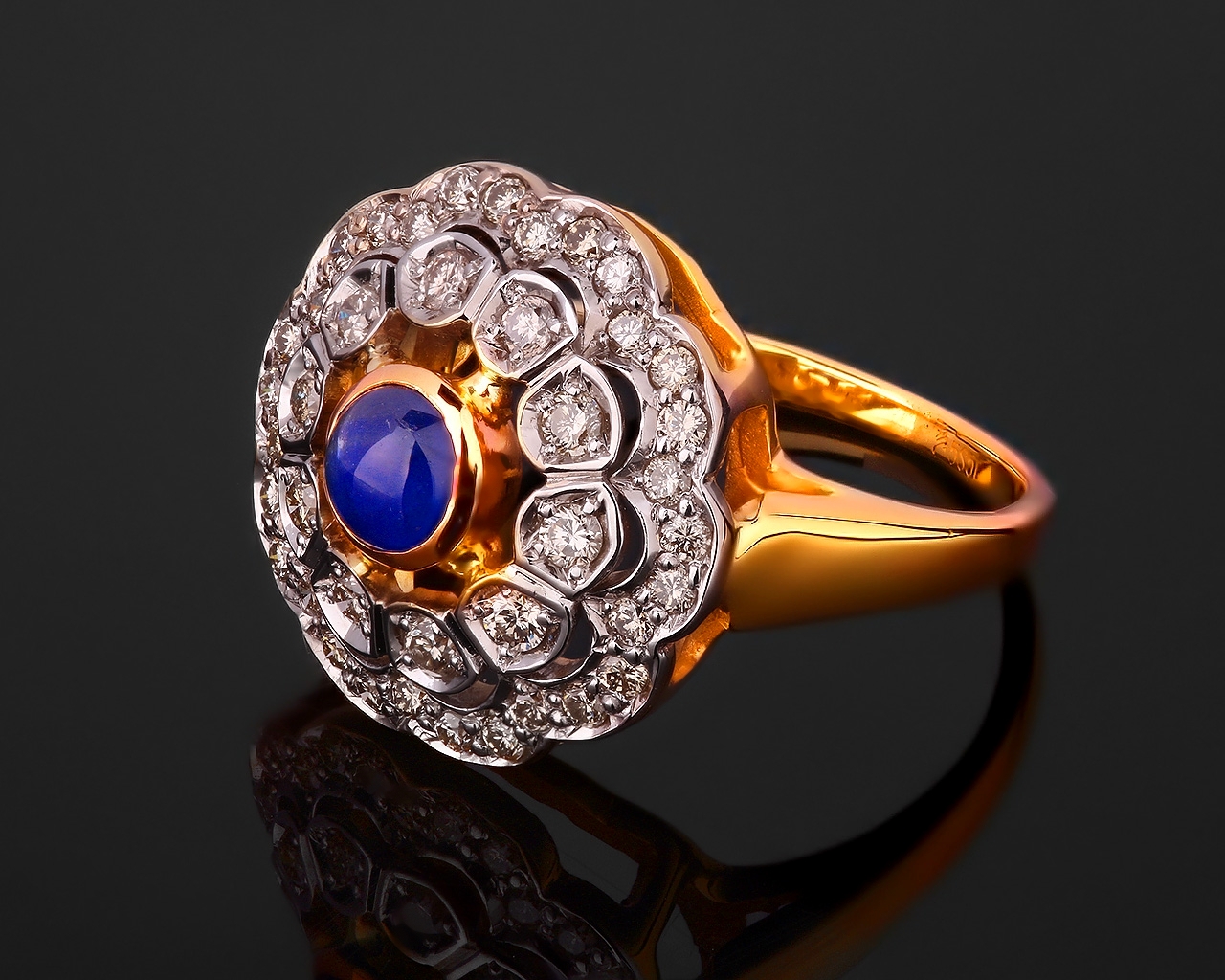 Модное золотое кольцо с сапфиром и бриллиантами
