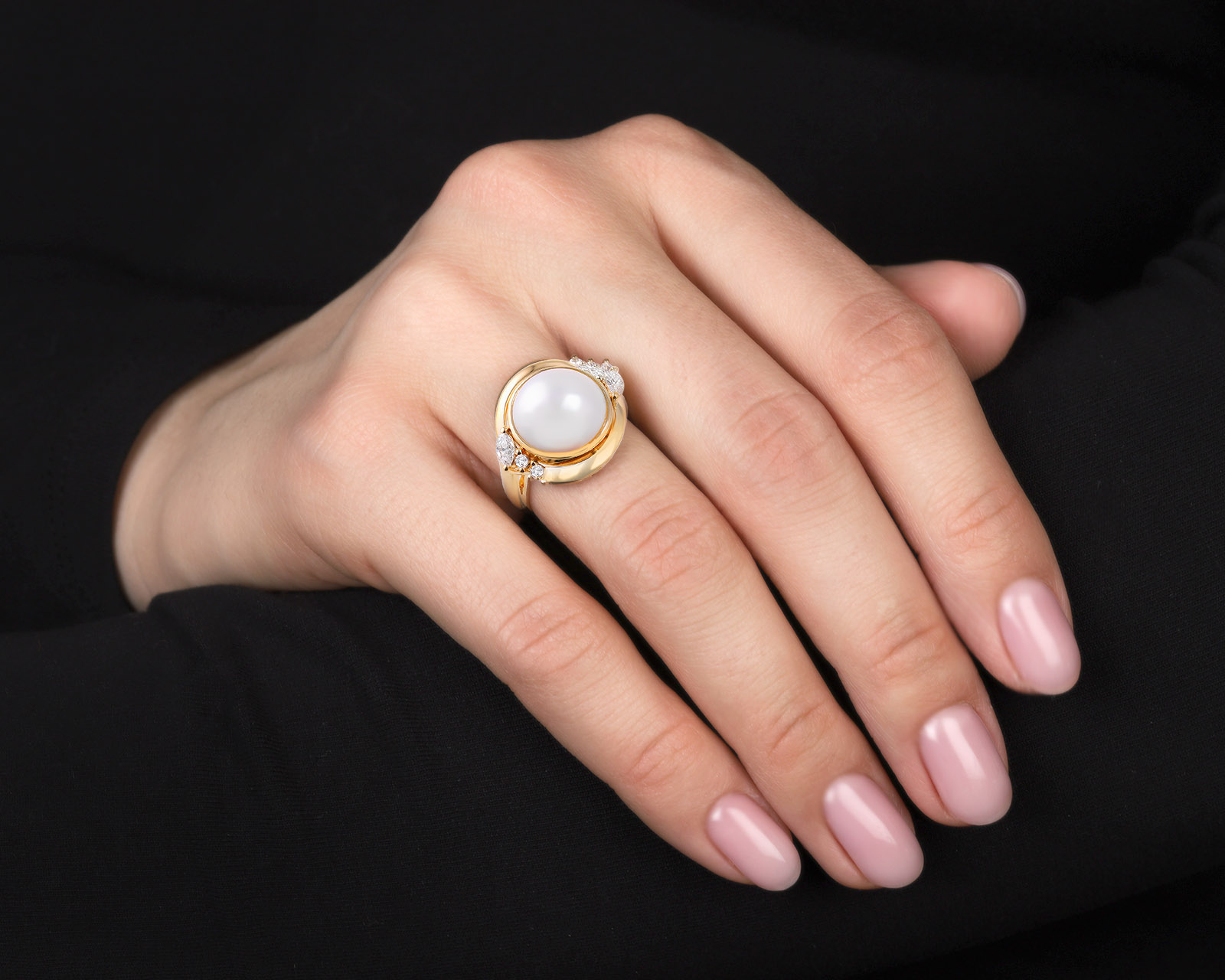 Оригинальное золотое кольцо с жемчугом 12.70 мм H.Stern