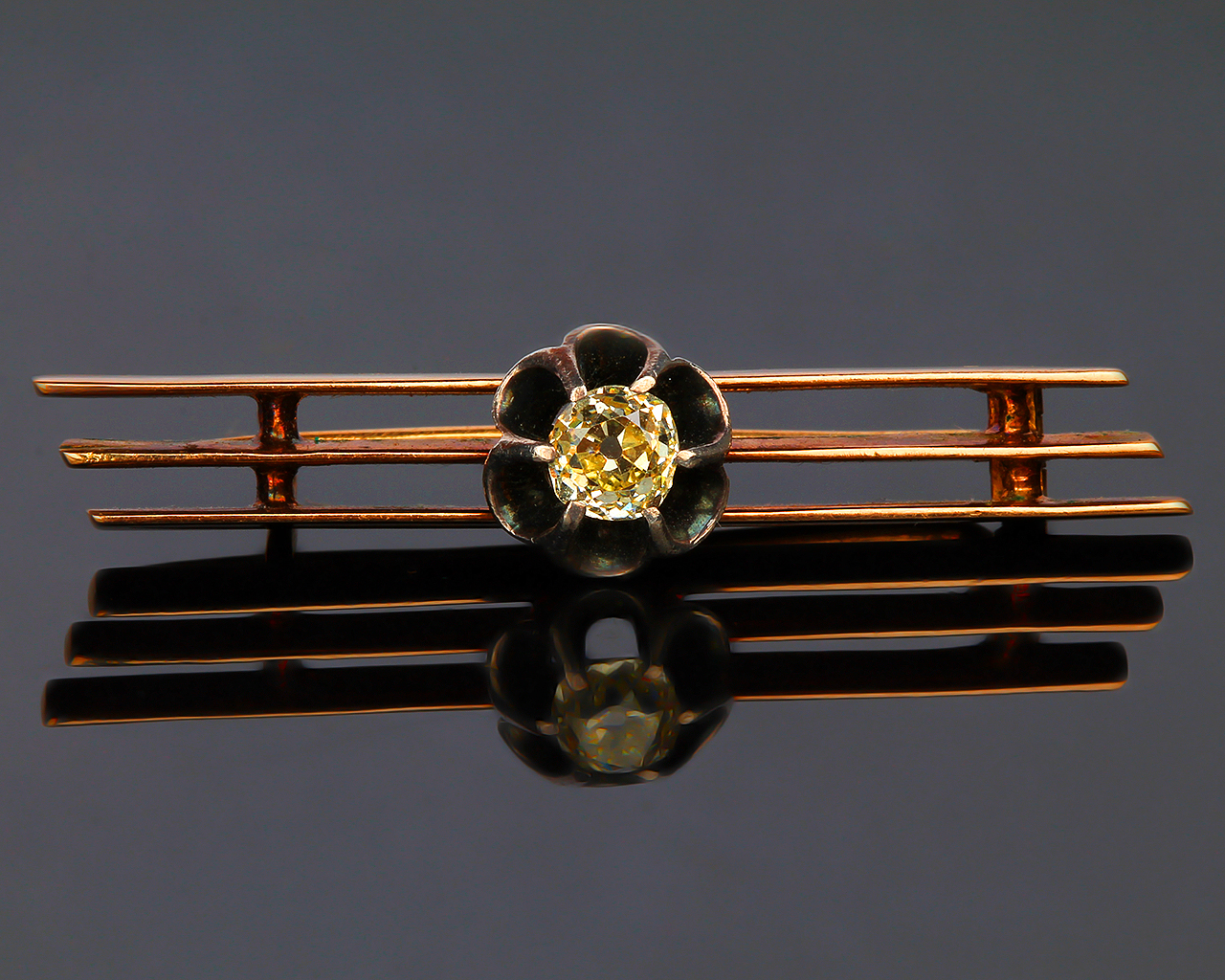 Старинная золотая брошь с алмазом 0.50ct