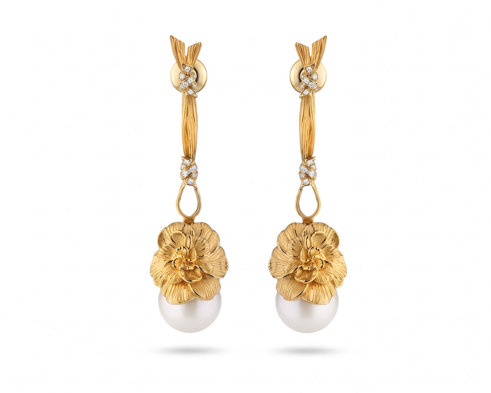 Оригинальные золотые серьги с жемчугом 12.00 мм Carrera y Carrera Gardenias 030926/7