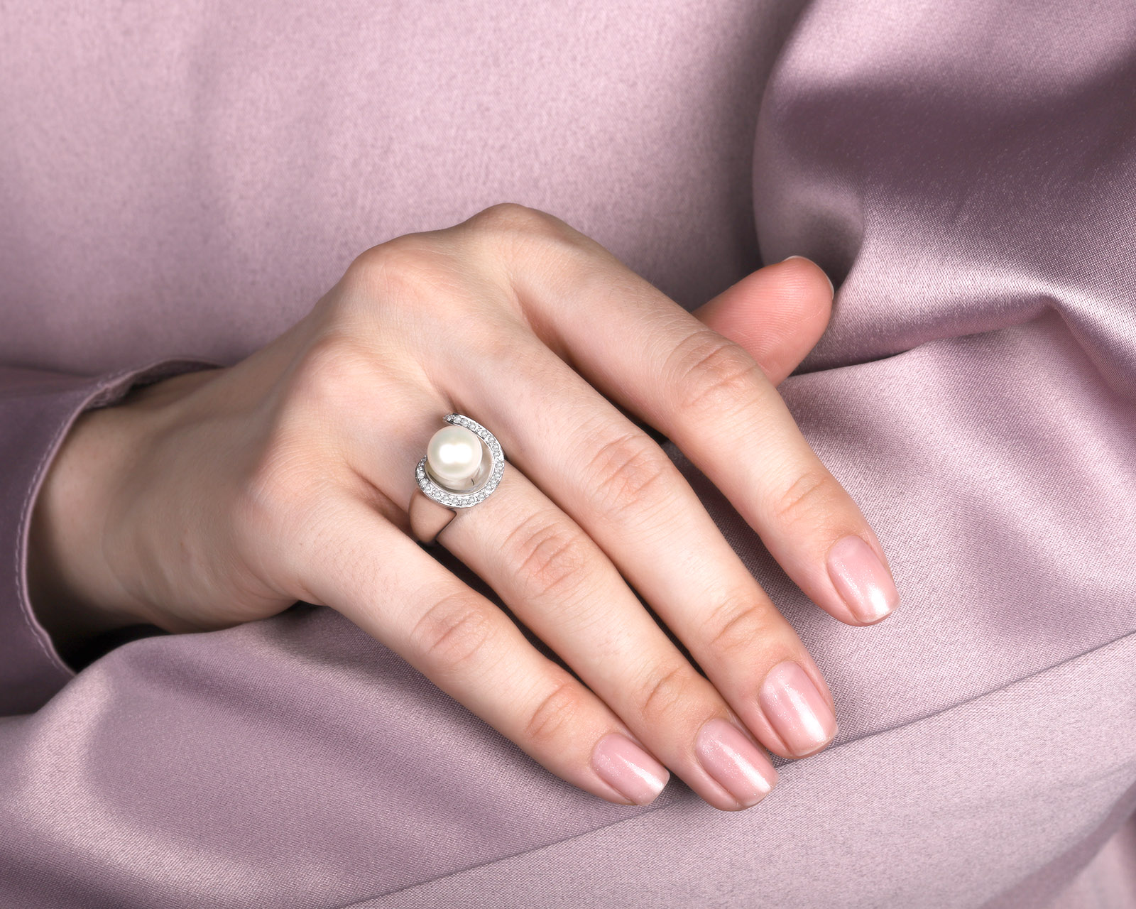 Золотое кольцо с жемчугом и бриллиантами 0.30ct