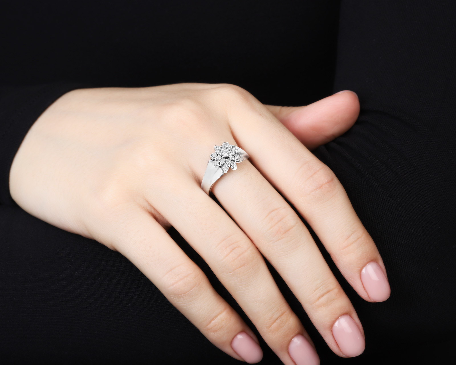 Женственное золотое кольцо с бриллиантами 0.35ct