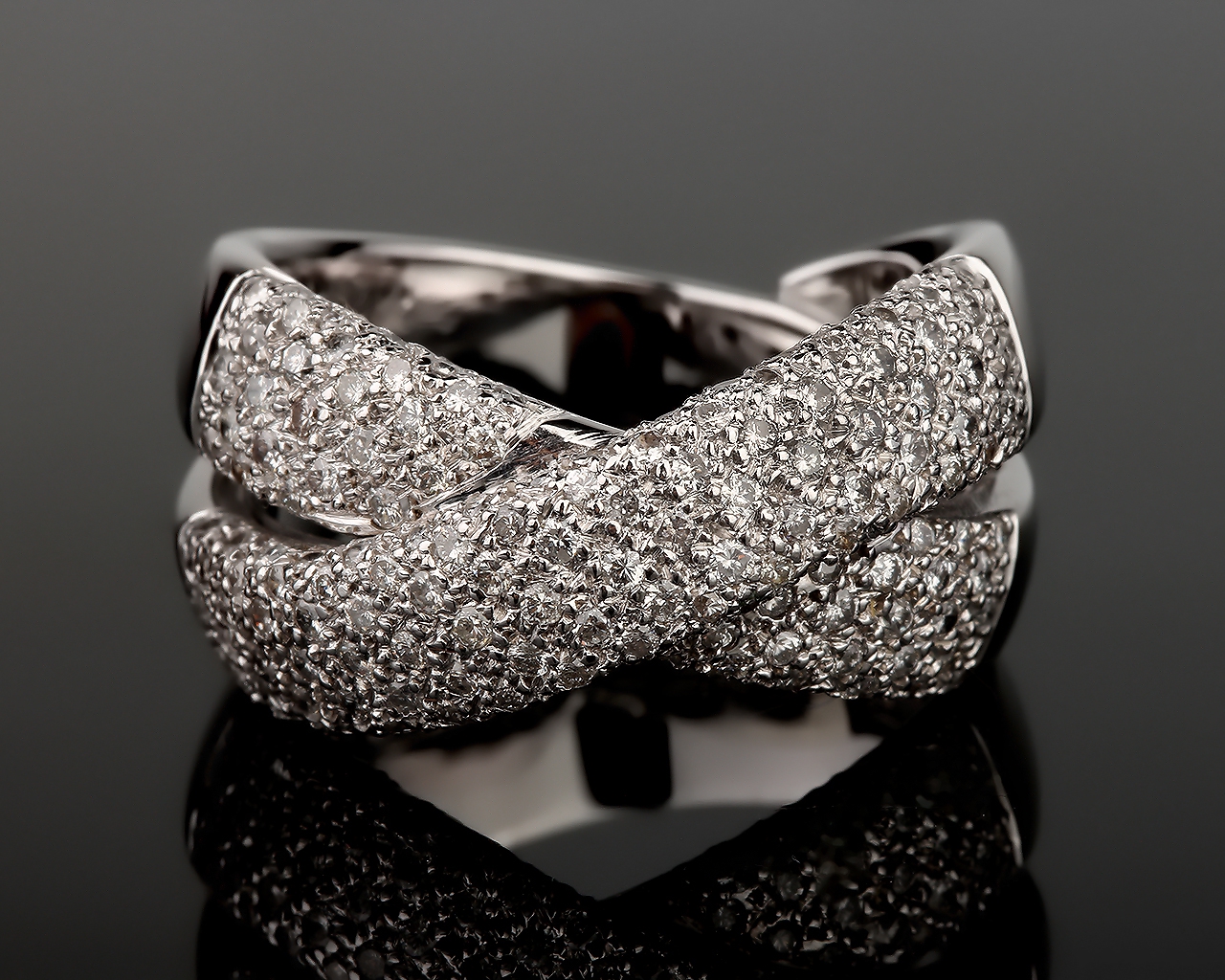 Необычное золотое кольцо с бриллиантами Stork S