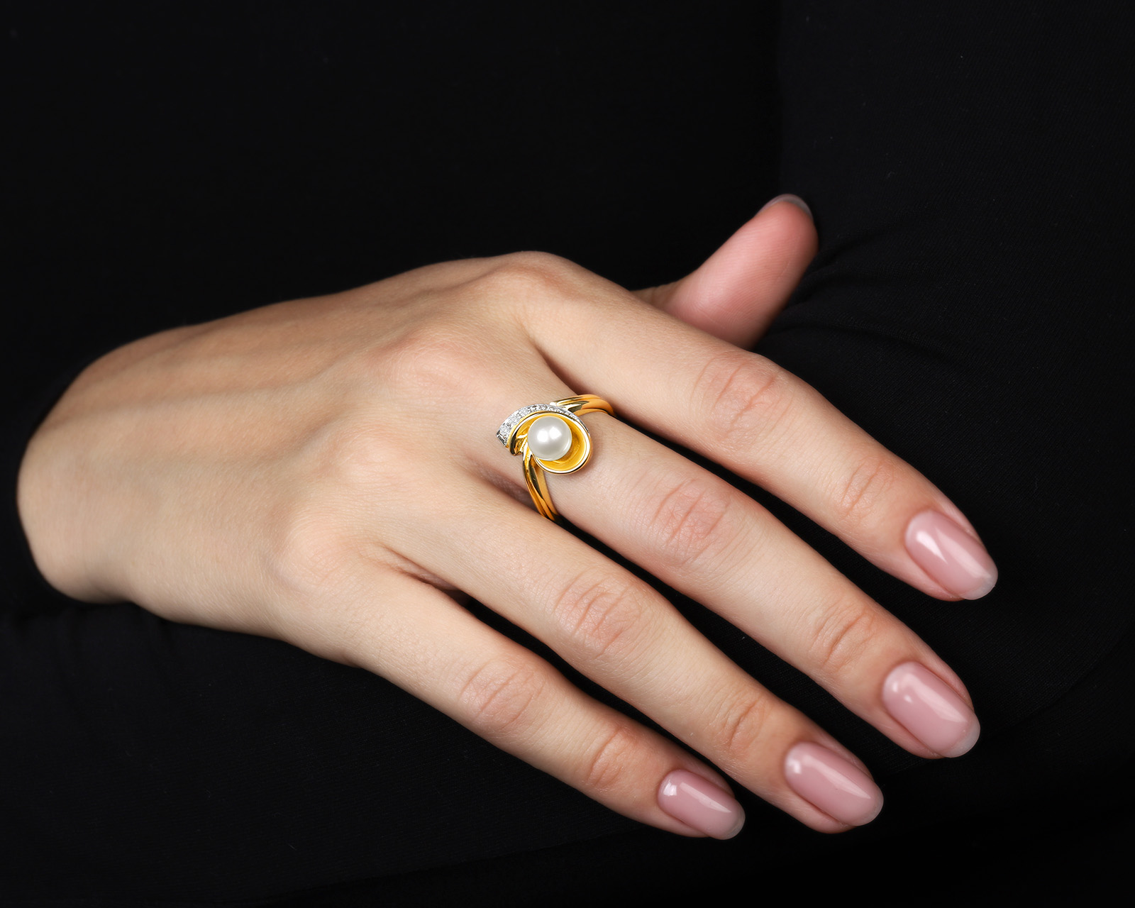 Женственное золотое кольцо с жемчугом 7.20 мм