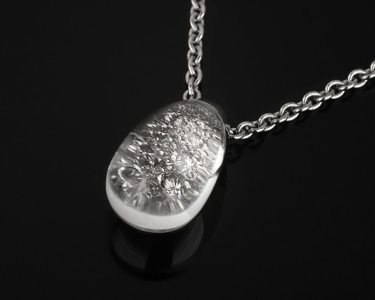 Золотой кулон с бриллиантами в хрустале Cartier