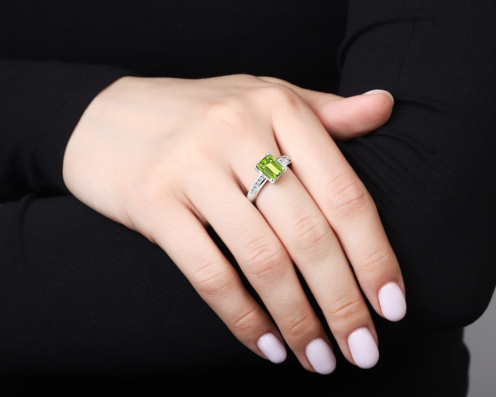 Красивое золотое кольцо с хризолитом 2.81ct – купить по цене 87 500 ₽ с доставкой в интернет-магазине Mister Diamond
