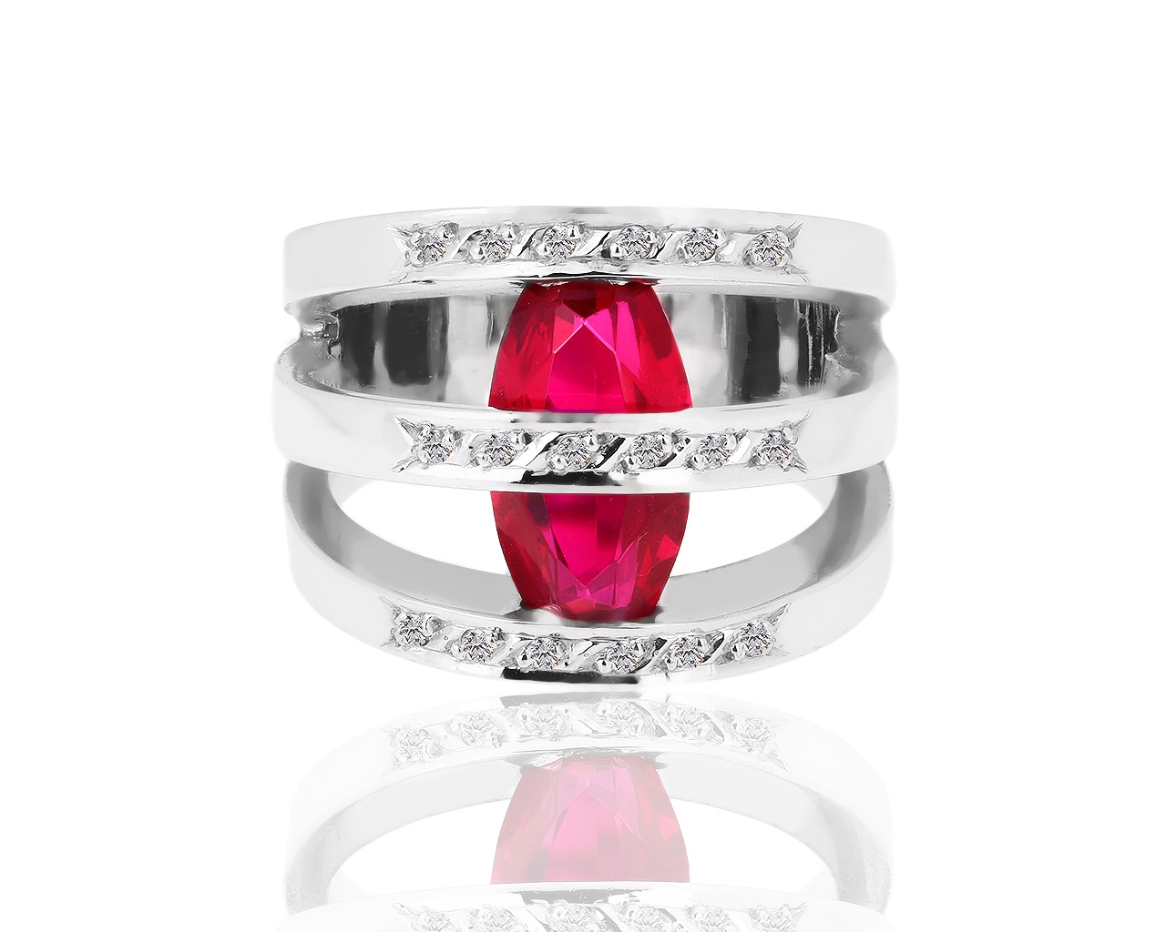 Привлекательное золотое кольцо с рубином и бриллиантами