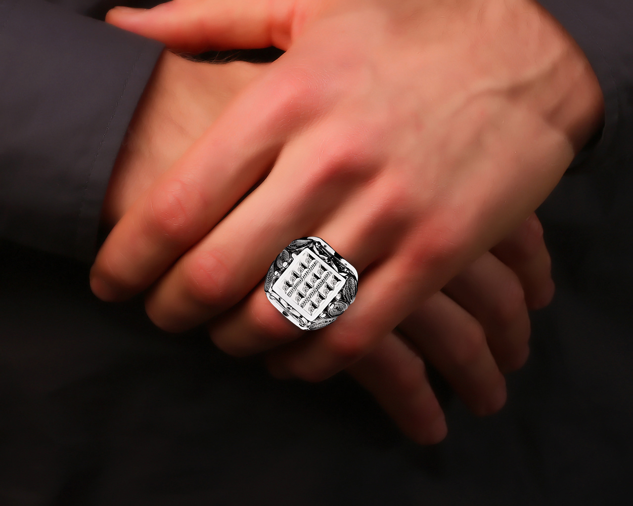 Мужское золотое кольцо печатка с бриллиантами