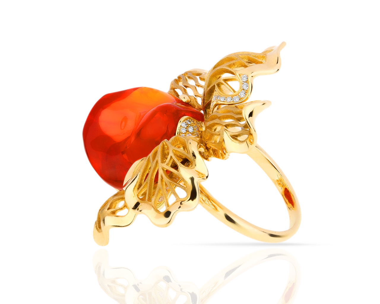 Модное золотое кольцо с бриллиантами 0.55ct и огненным опалом