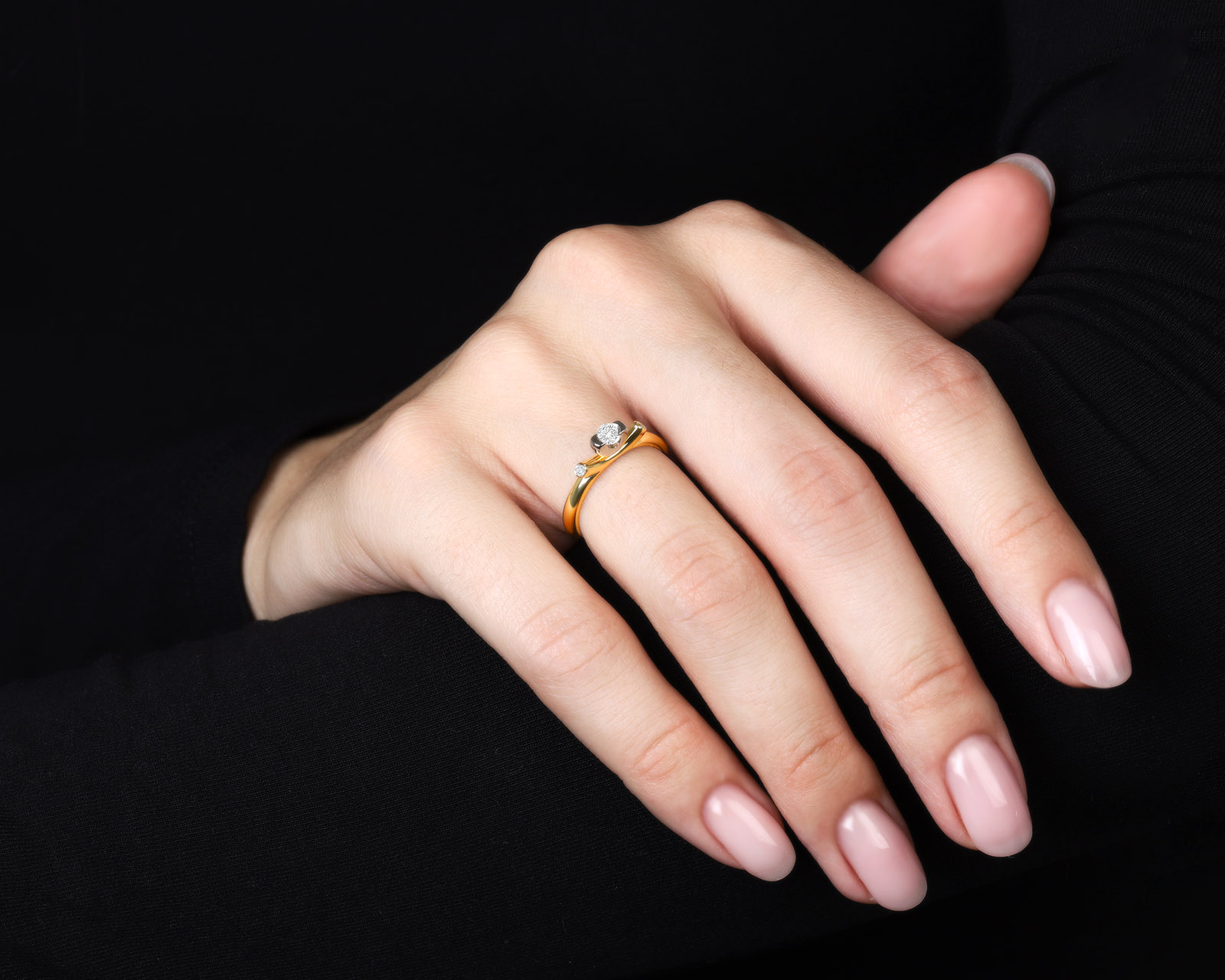 Изысканное золотое кольцо с бриллиантами 0.16ct