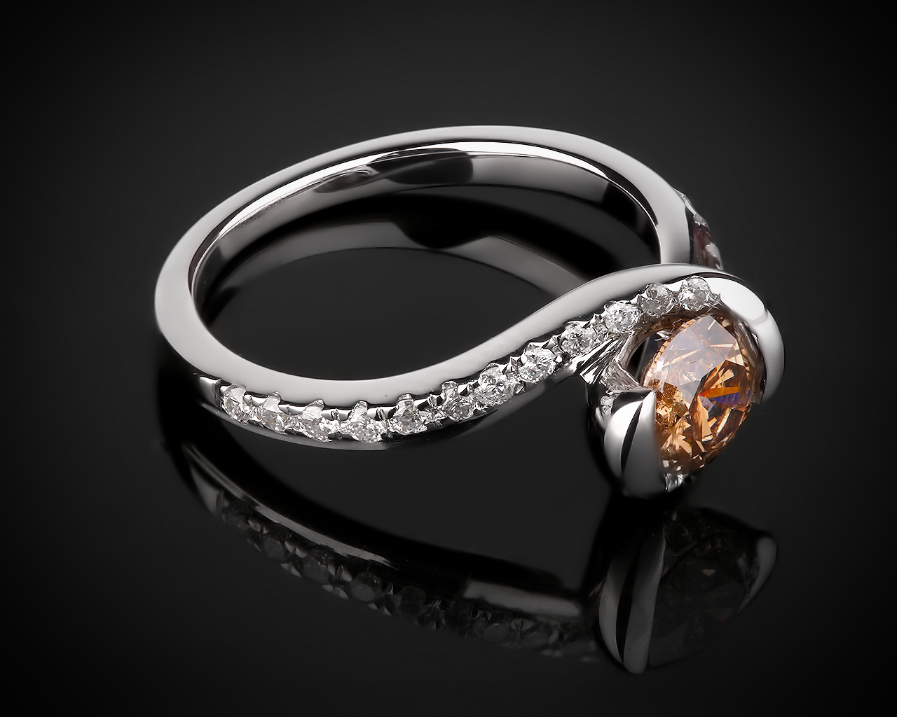 Золотое кольцо с коньячным бриллиантом 0.71ct