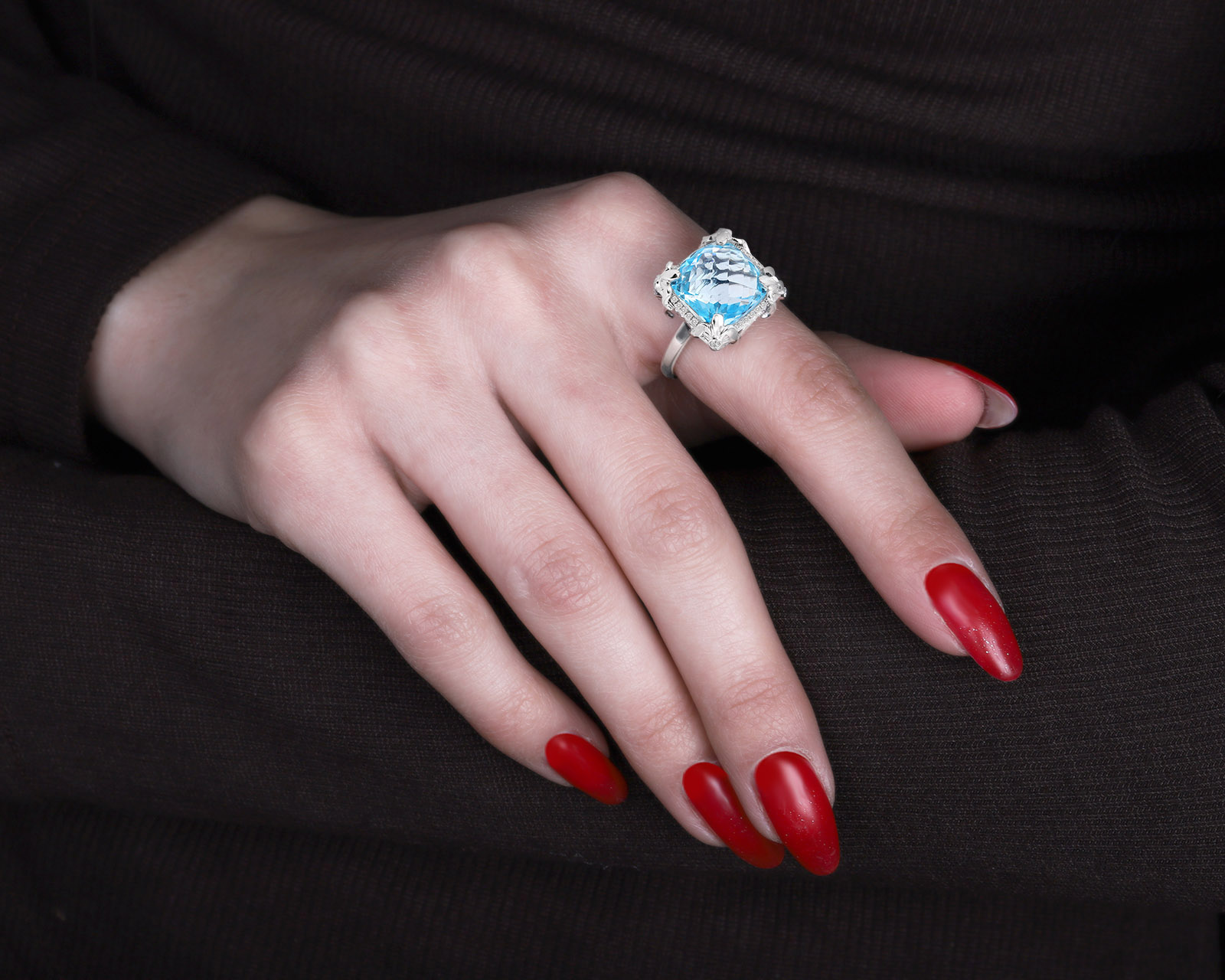 Золотое кольцо с топазом 11.56ct и бриллиантами 0.19ct