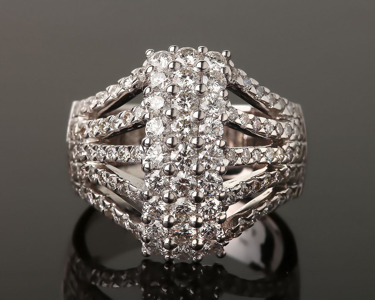 Необычное золотое кольцо с бриллиантами 1.74ct