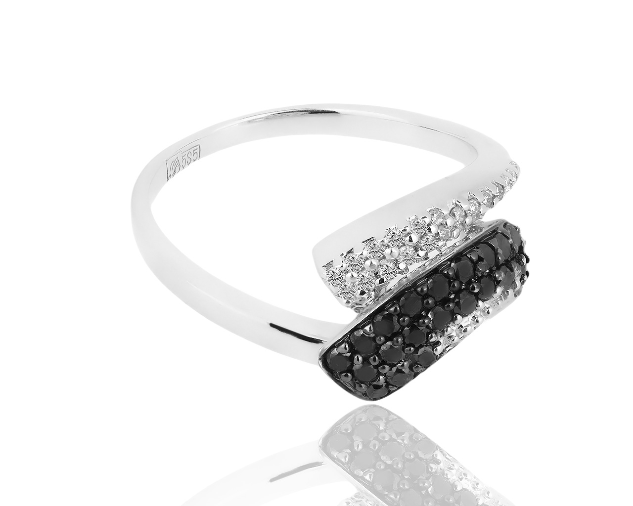 Золотое кольцо с белыми и черными бриллиантами 0.25ct
