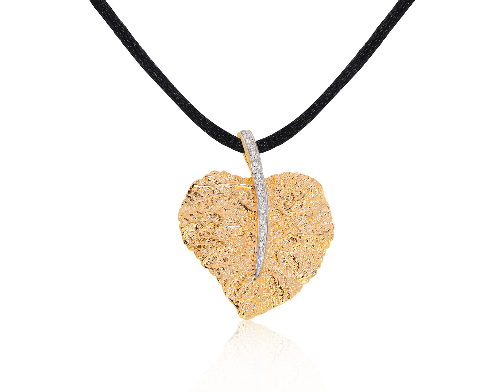 Прелестный золотой кулон с бриллиантами 0.06ct 260122/1