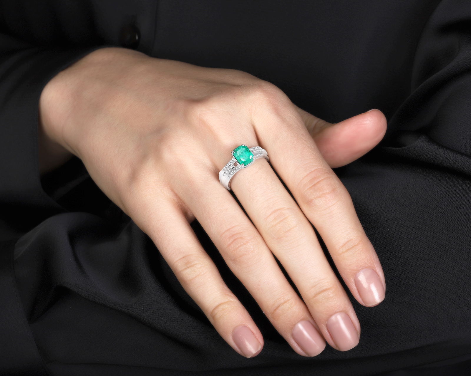Золотое кольцо с изумрудом Урал 1.13ct и бриллиантами 0.19ct