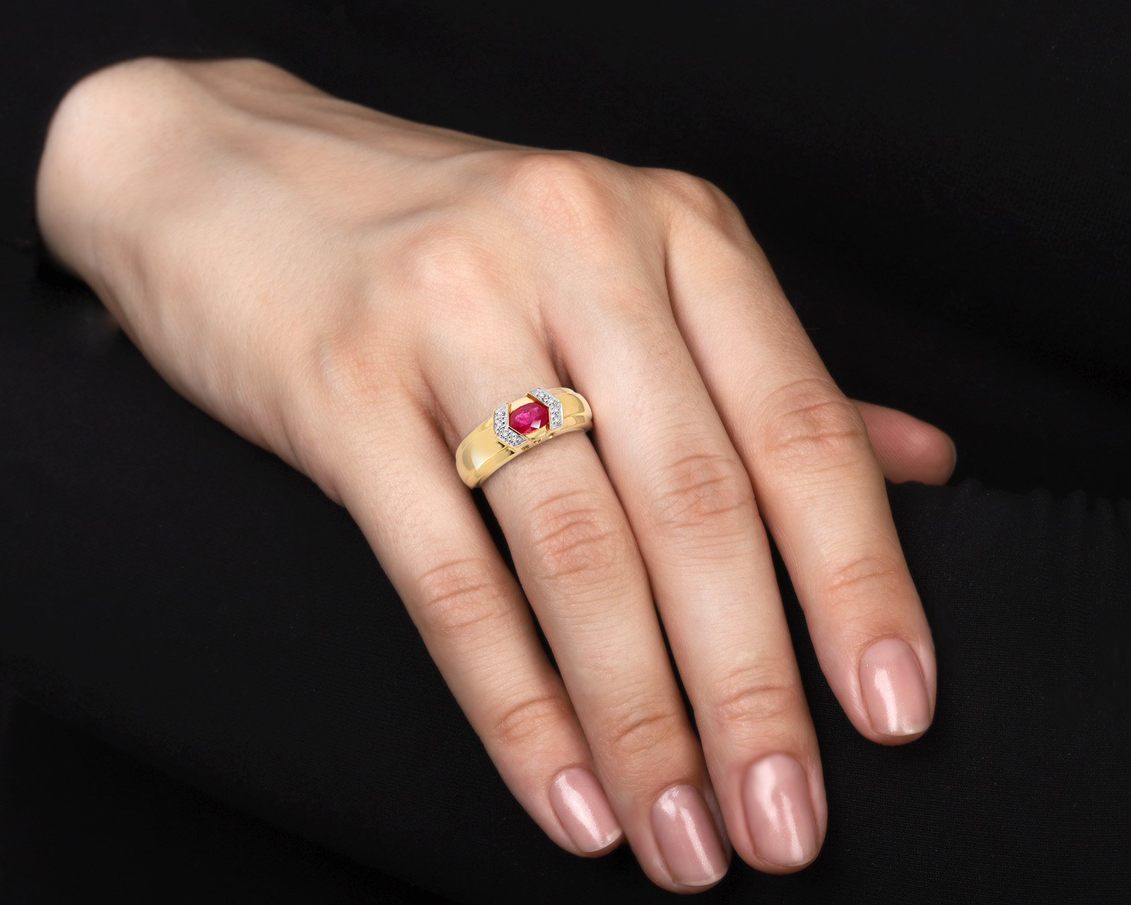 Золотое кольцо с рубином 0.47ct и бриллиантами 0.04ct